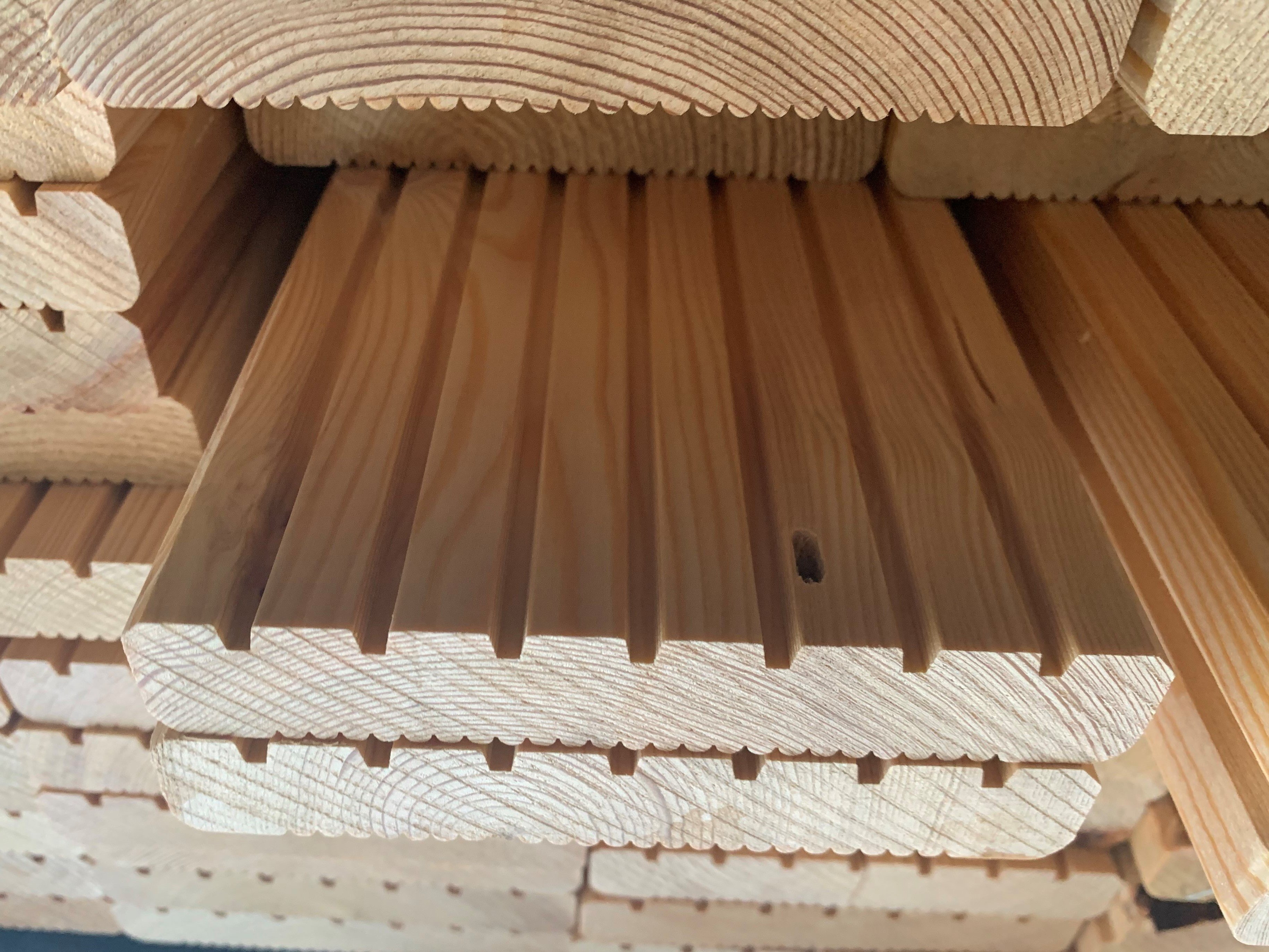 Abb. zeigt  sibirische Lärchenbretter 24 x 145 mm