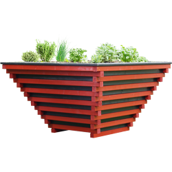 Umgekehrter Pyramiden-Blumenkasten aus roten Holzlatten mit schwarzen Zwischenräumen, oben mit verschiedenen grünen Kräutern und Pflanzen bepflanzt