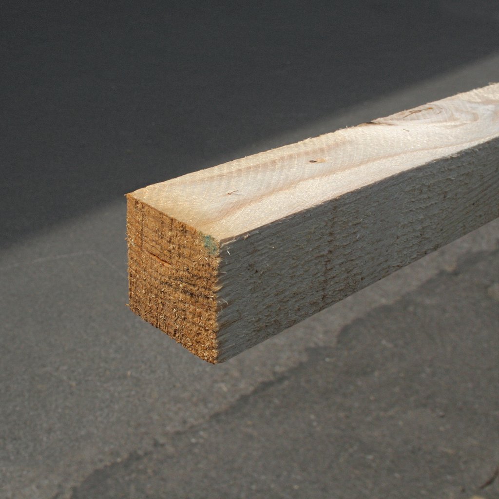 Rahmenholz, sägerau, künstlich getrocknet, Querschnitt 5 x 5 cm, Länge 300 cm, Nahaufnahme einer Holzleiste mit rauer Oberfläche vor unscharfem Hintergrund