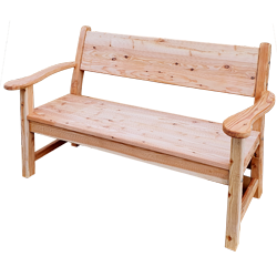 Zweisitzige Gartenbank aus hellem, naturbelassenem Holz mit durchgehender Rückenlehne, abgerundeten Armlehnen und gerader Sitzfläche