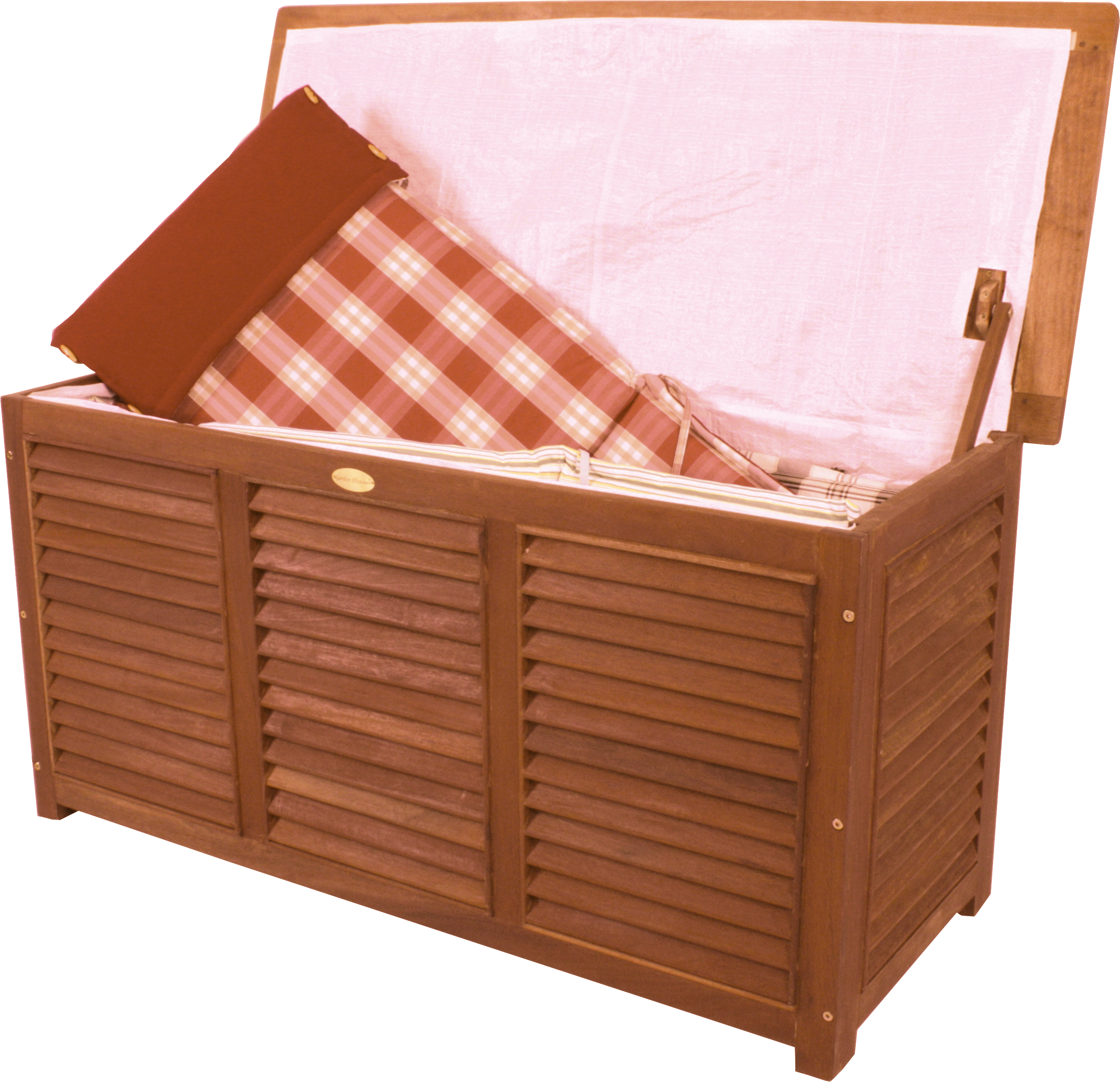Offene braune Holztruhe mit aufgestelltem Deckel und weißer Innenauskleidung, darin ein kariertes rot-braunes Sitzkissen und ein braunes Zierkissen; Vorderseite mit Jalousie-Lamellen und sichtbaren Scharnieren