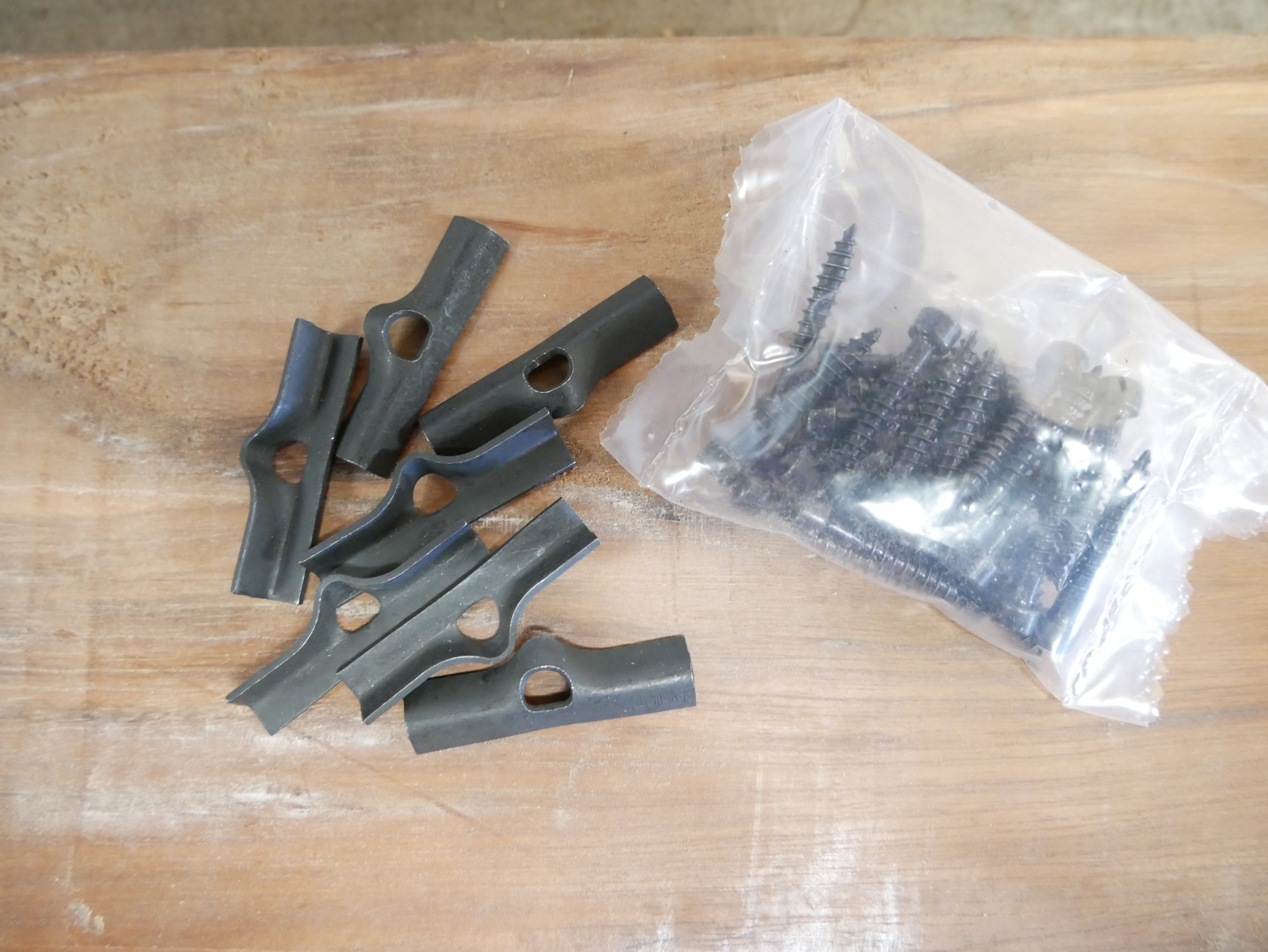 Starterclip und Schrauben