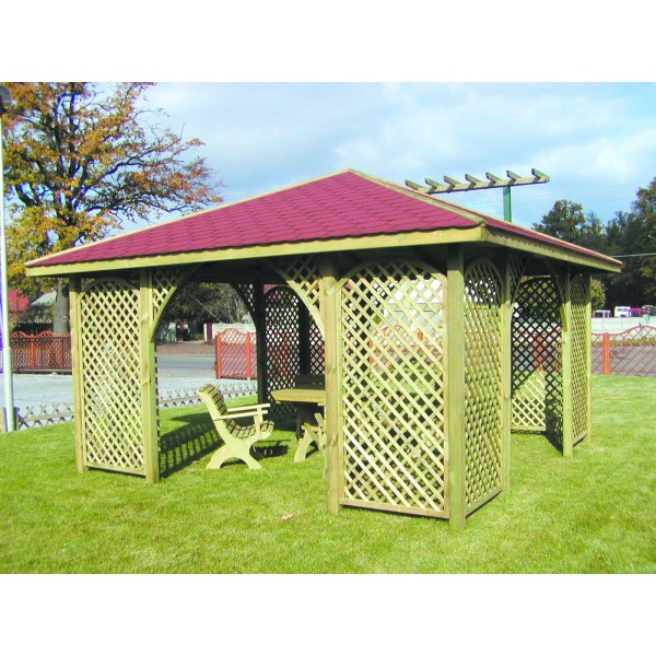 Pavillon Auris 400 x 400 cm aus imprägnierter Kiefer mit Gitterwänden und rotem Pyramidendach, auf einer Rasenfläche stehend, mit Gartenmöbeln im Inneren, im Hintergrund Bäume und ein Zaun