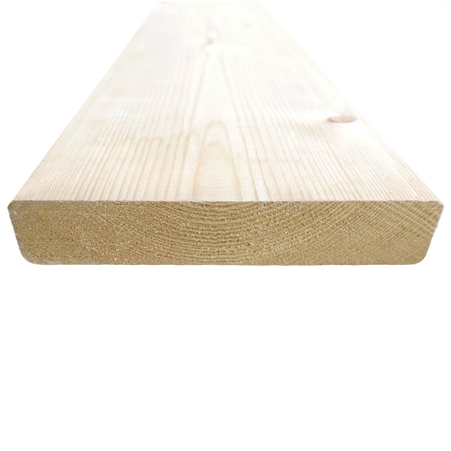 Fichte 28 x 142 x 1800 mm, kammergetrocknet, gehobelt, Kanten gerundet, kesseldruckimprägniert, Nahaufnahme eines glatten, hellen Brettendes mit sichtbarer Jahresringstruktur