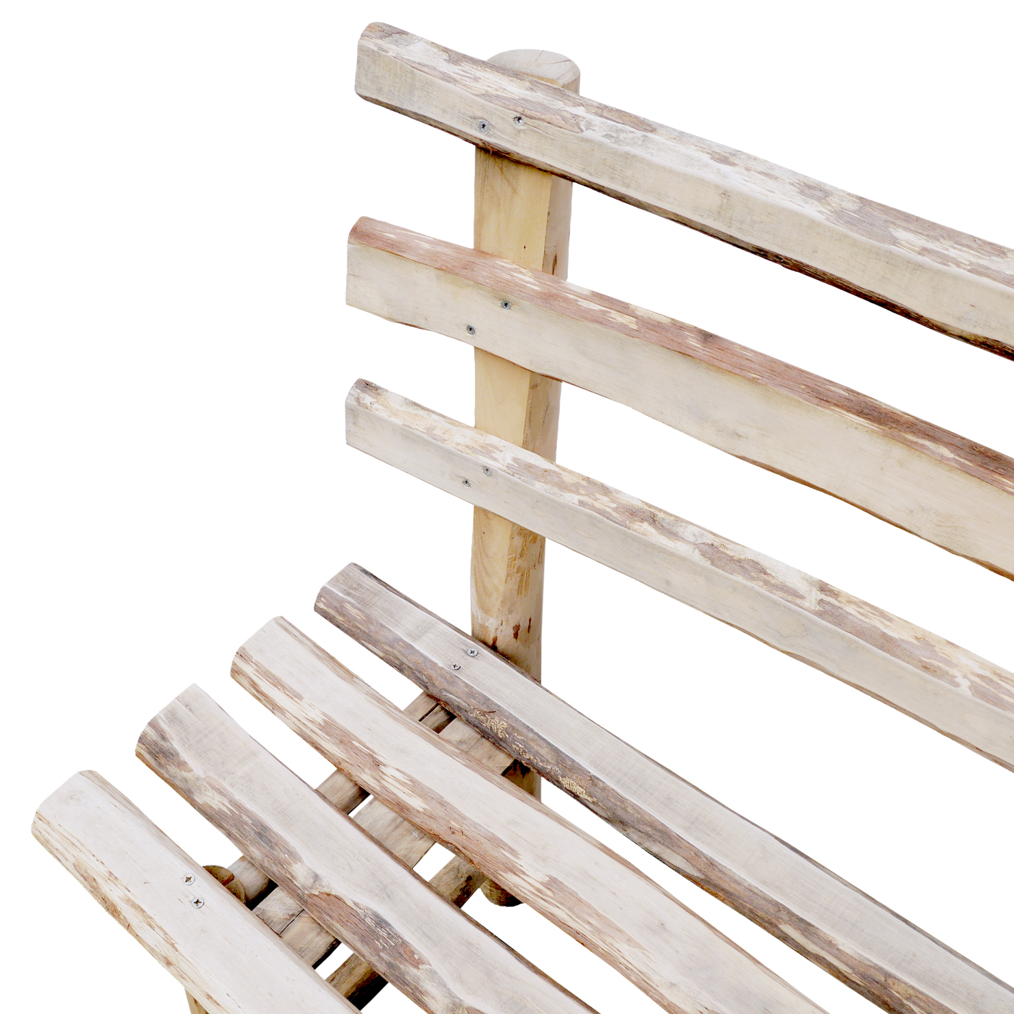 Nahaufnahme einer rustikalen Haselnuss-Bank (118 cm) mit weißgewaschenen, unregelmäßigen Holzlatten von Sitzfläche und Rückenlehne, sichtbarem Mittelpfosten, Maserung und Schrauben, freigestellt auf weißem Hintergrund