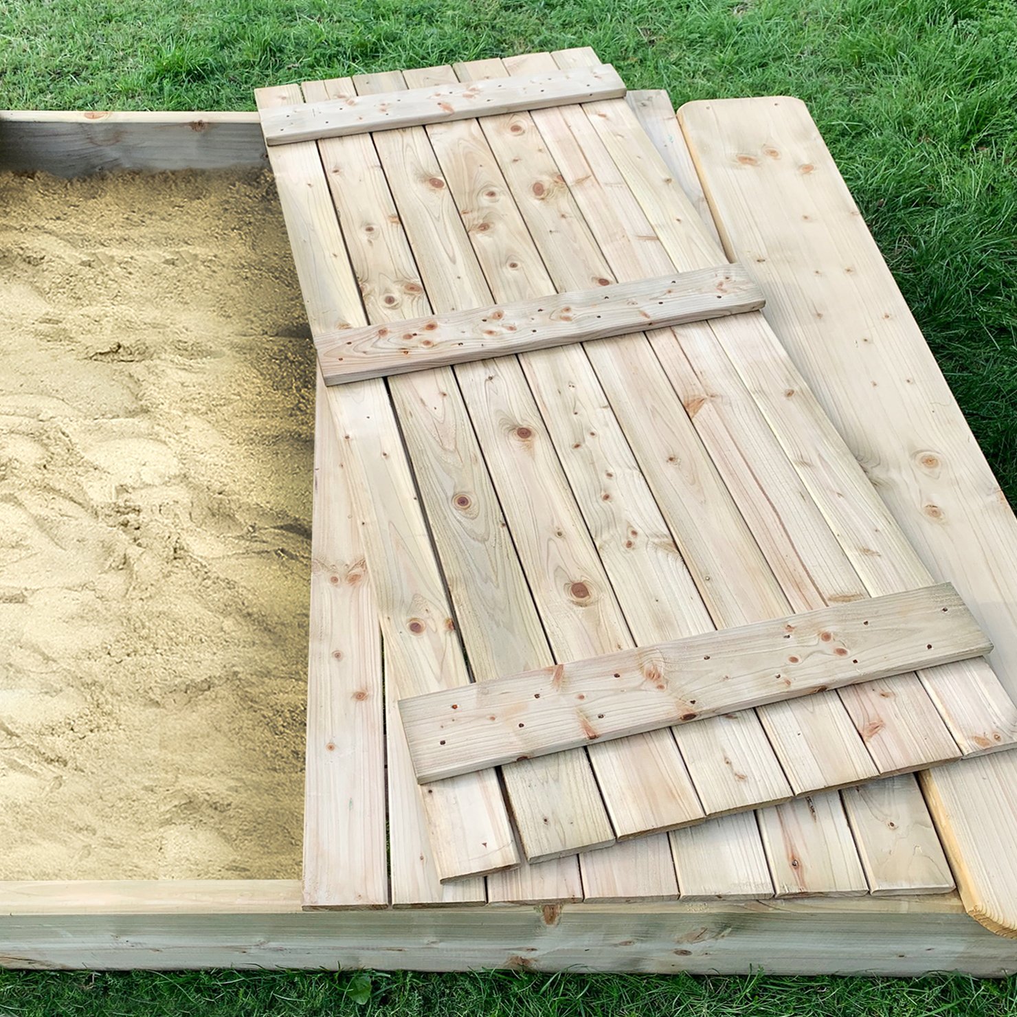 Sandkasten Olli mit Deckel – geöffnet