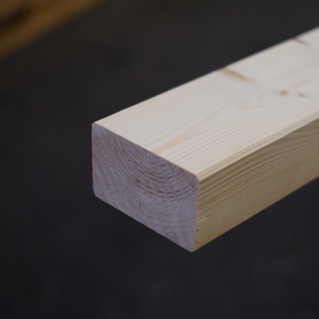 KVH Vollholz Balken naturbelassen, Querschnitt 4 x 6 cm, Länge 500 cm, helles Holz, Maserung gut sichtbar, Kanten glatt, Detailaufnahme vor dunklem Hintergrund