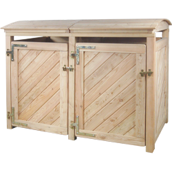Doppelte Mülltonnenbox aus hellem Holz mit zwei Fronttüren aus diagonal angeordneten Latten, flach gewölbten Deckeln, sichtbaren Metallbändern, Riegeln und Scharnieren, Platz für zwei Mülltonnen