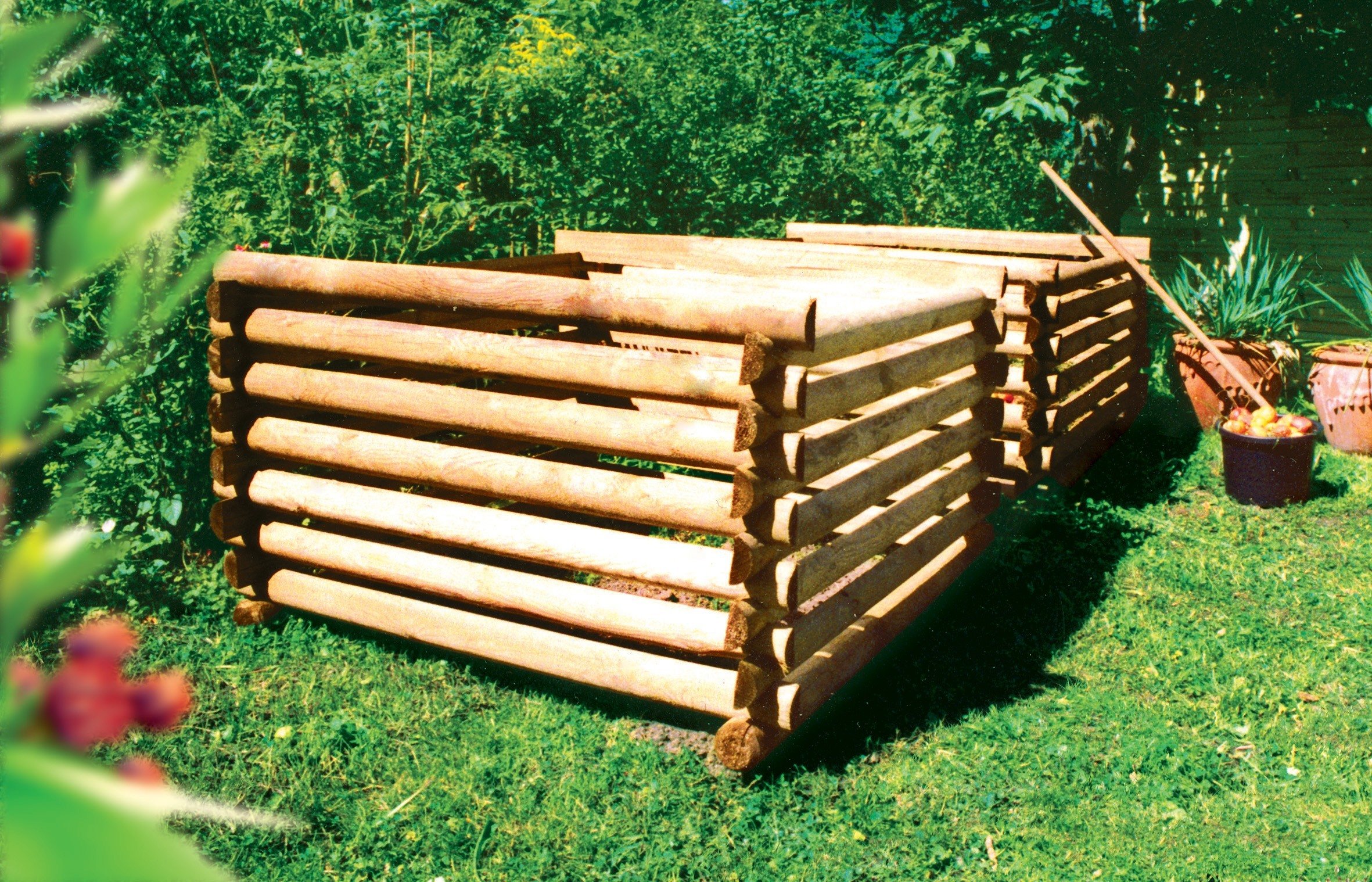 auf dem Bild sichtbar 2 Komposter der Größe 125x125 cm
