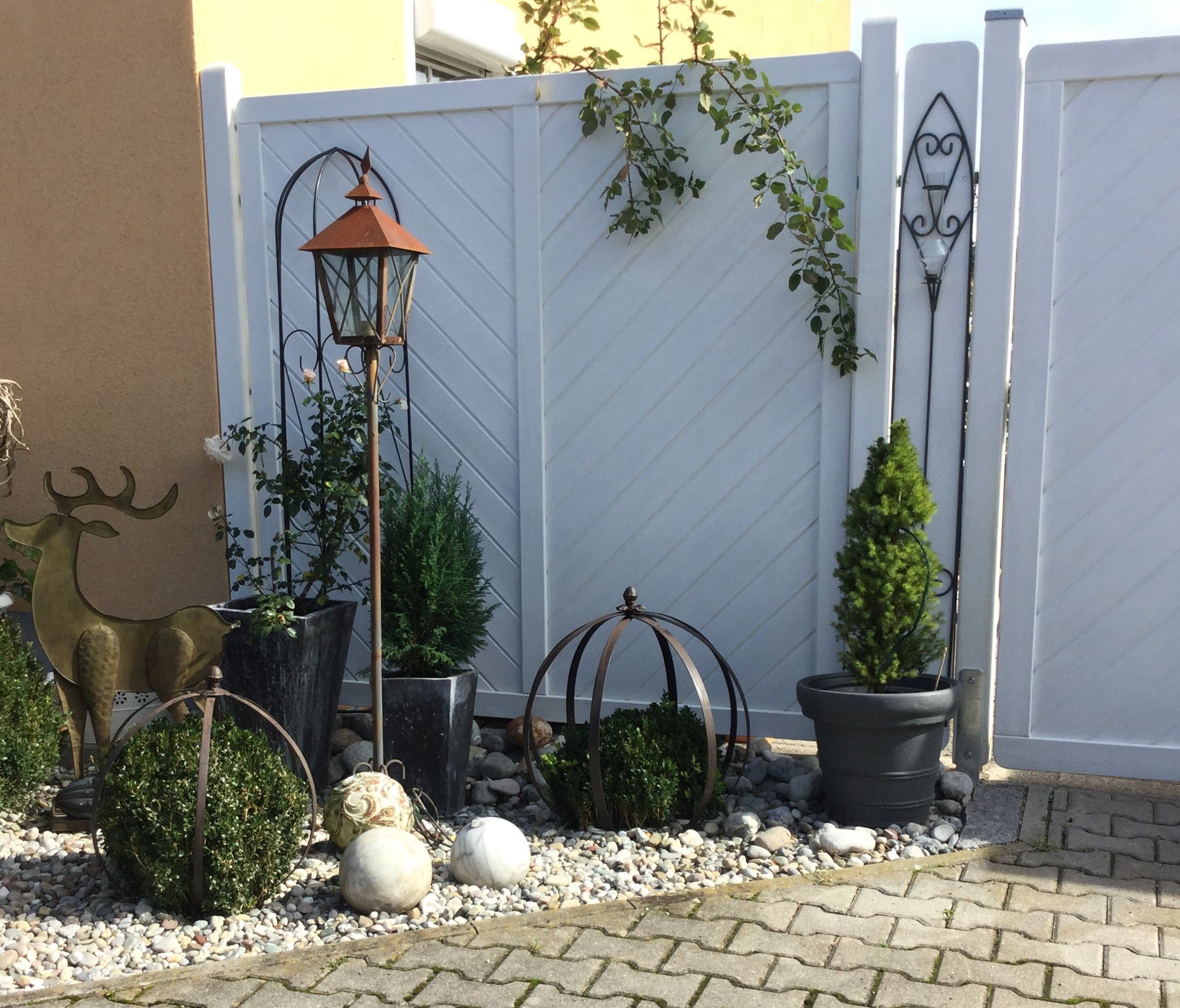 Stabil-Massiv Zaun vom Kunden weiß lasiert.