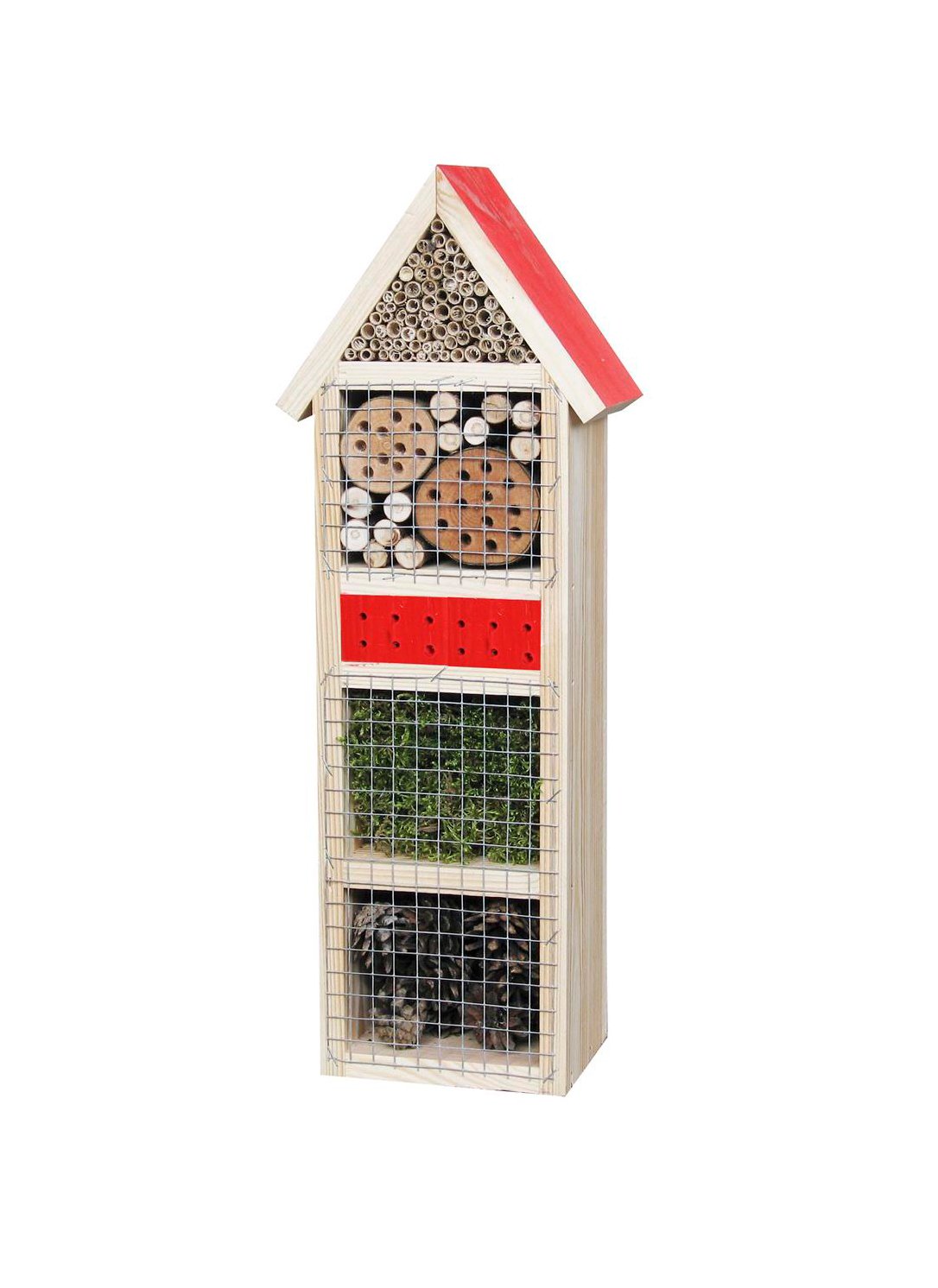 Rechteckiges Insektenhotel aus Holz mit rotem Giebeldach, mehreren Fächern mit Bambusröhrchen, Holzstücken, gebohrtem Holz, Moos und Tannenzapfen, teilweise durch Drahtgitter geschützt, freigestellt auf weißem Hintergrund