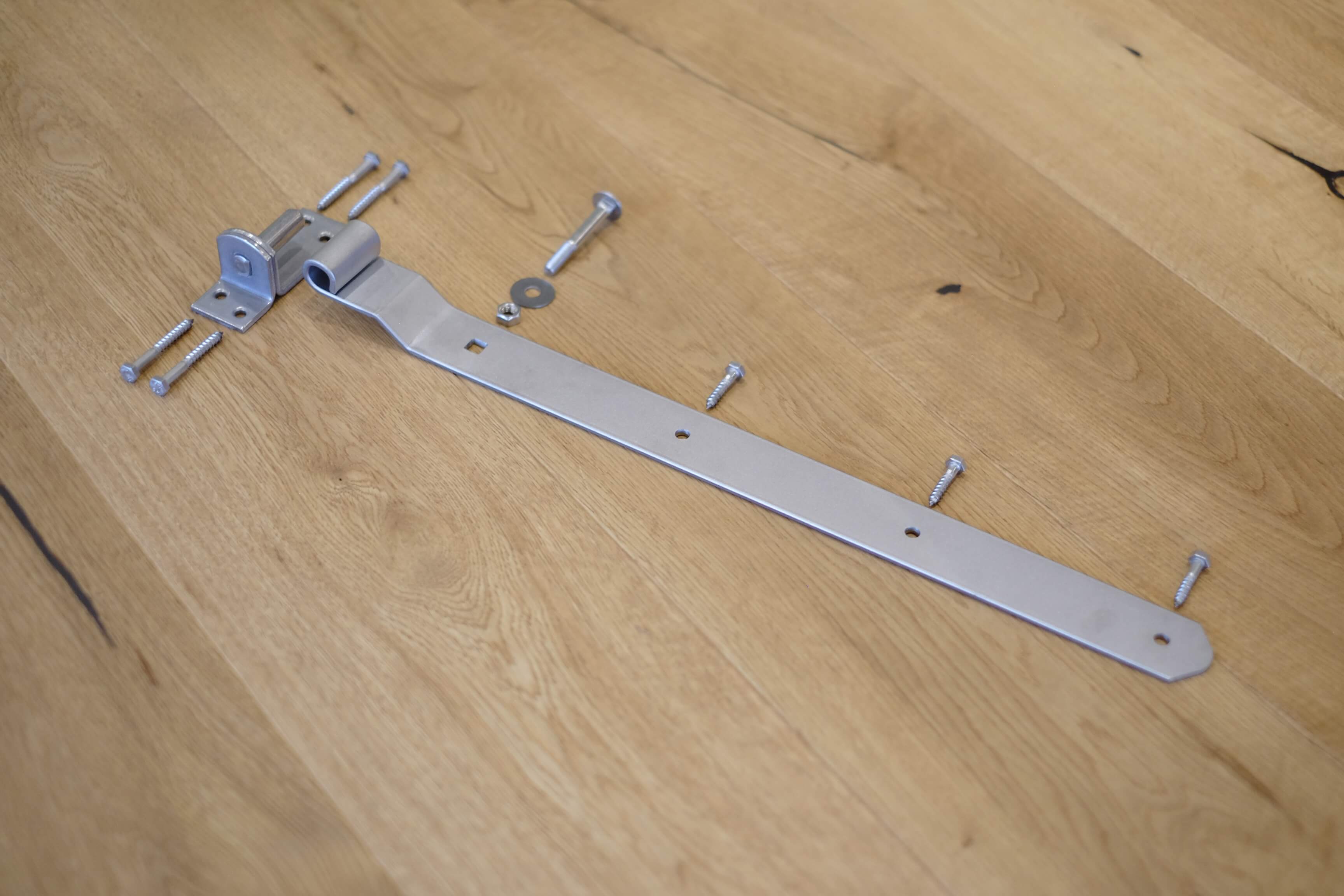 Ladenband mit  DI-Haken und Schrauben (Zubehör nicht im Lieferumfang enthalten)