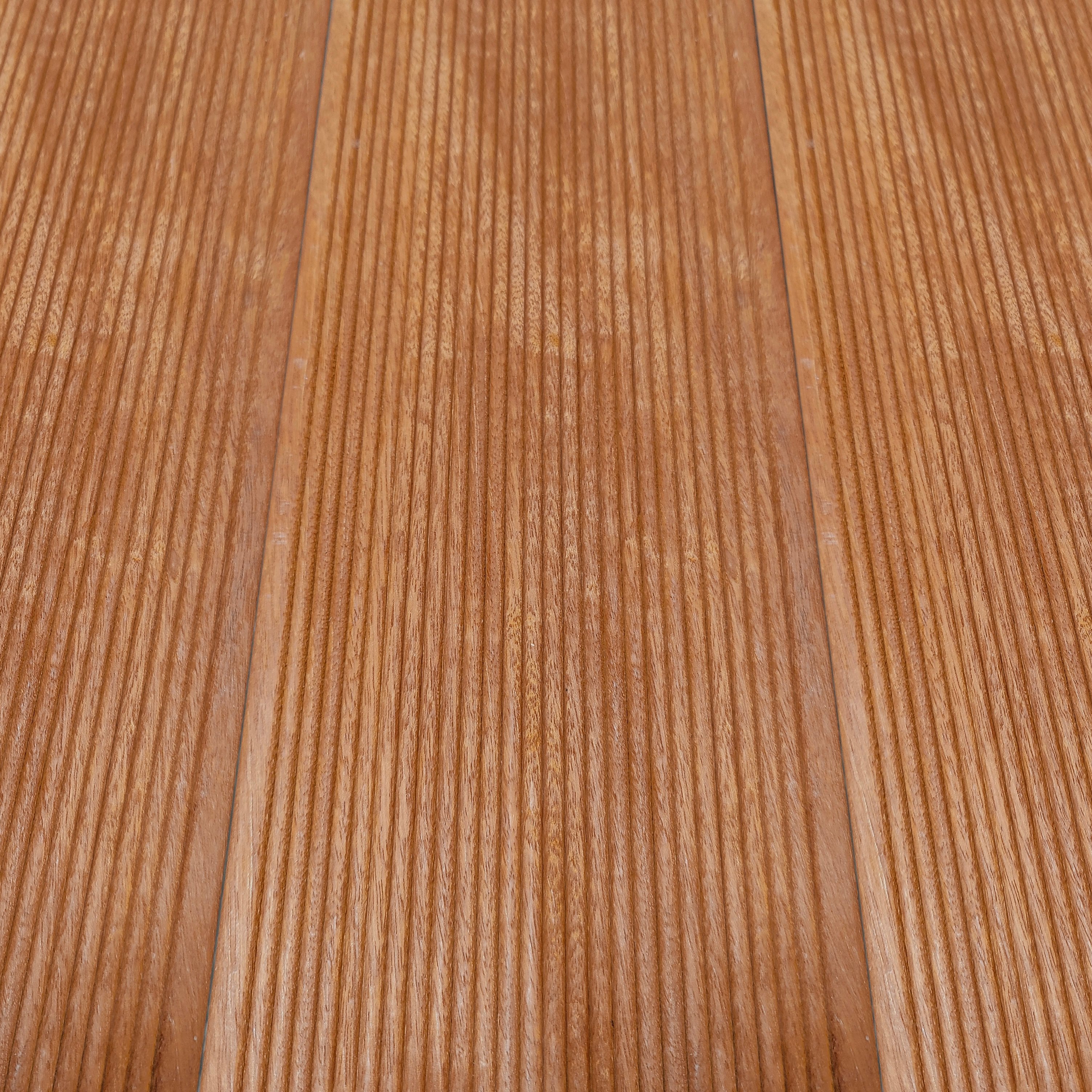Detailansicht einer geriffelten Bangkirai Terrassendiele, Maße 25 x 145 x 3960 mm, mit längs verlaufenden Rillen und natürlicher Holzmaserung