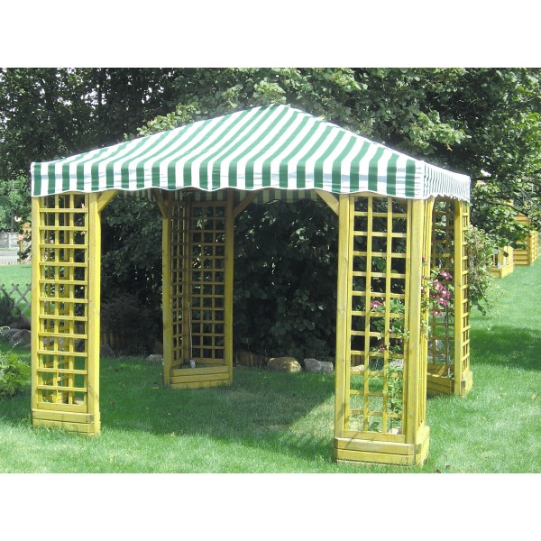 Pavillon Aveline 300 x 300 cm aus imprägniertem Kiefernholz mit Rankgittern und grün-weiß gestreiftem Dach, auf Rasenfläche im Garten vor Bäumen platziert