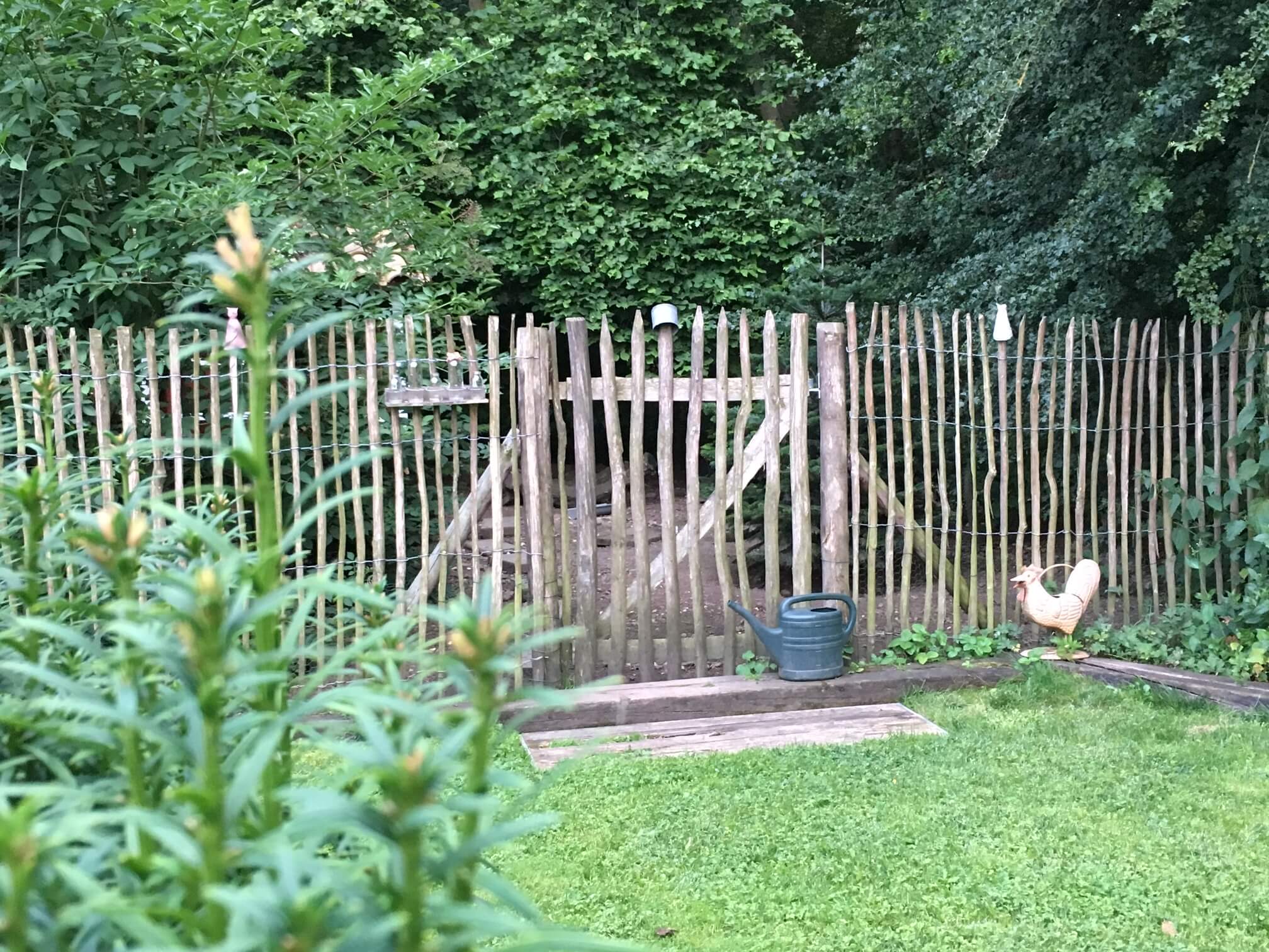 Kastanientor und Zaun im Garten