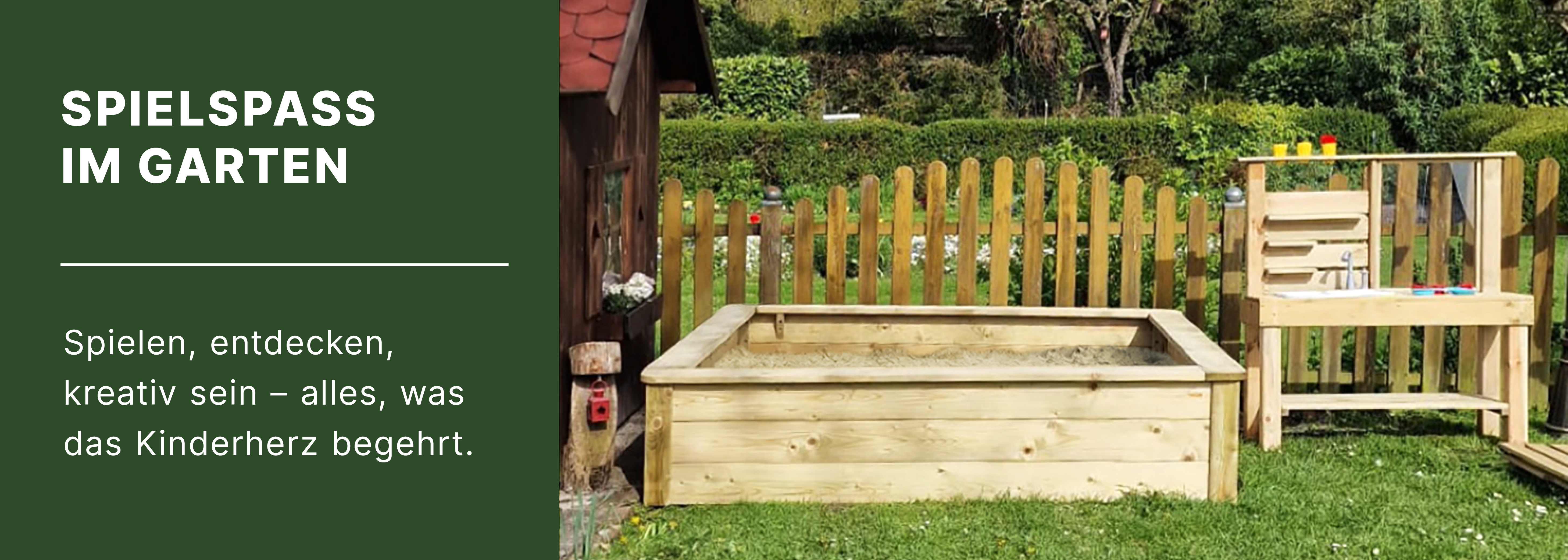 Linker Bereich mit grünem Hintergrund und Schrift Spielspaß im Garten, rechter Bildteil: Holzsandkasten, Kinder-Spielküche, kleines Spielhaus, Lattenzaun, Heckengarten und grüner Rasen