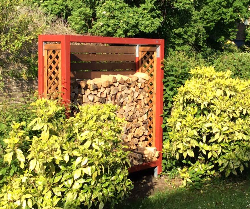 Kaminholzregal Cuba mit zusätzlicher Rückwand und Rankgitter als Seitenteile