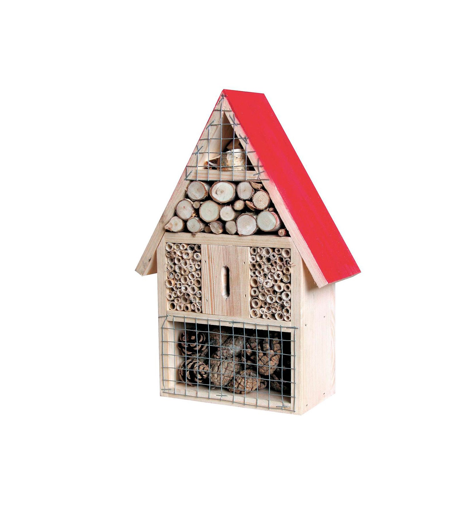 Insektenhaus aus Holz mit rotem Dach, verschiedenen Füllmaterialien wie Holzscheiben, Bambusröhrchen und Tannenzapfen, unterteilt in mehrere Bereiche, teilweise durch Drahtgitter geschützt, freigestellt vor weißem Hintergrund
