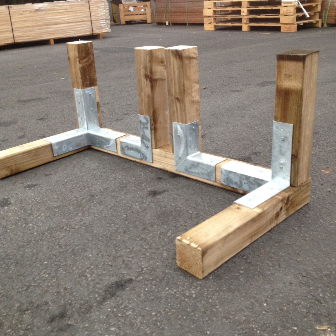 Bild zeigt v.links Eckverbinder, Winkelverbinder, Winkelverbinder und Eckverbinder
