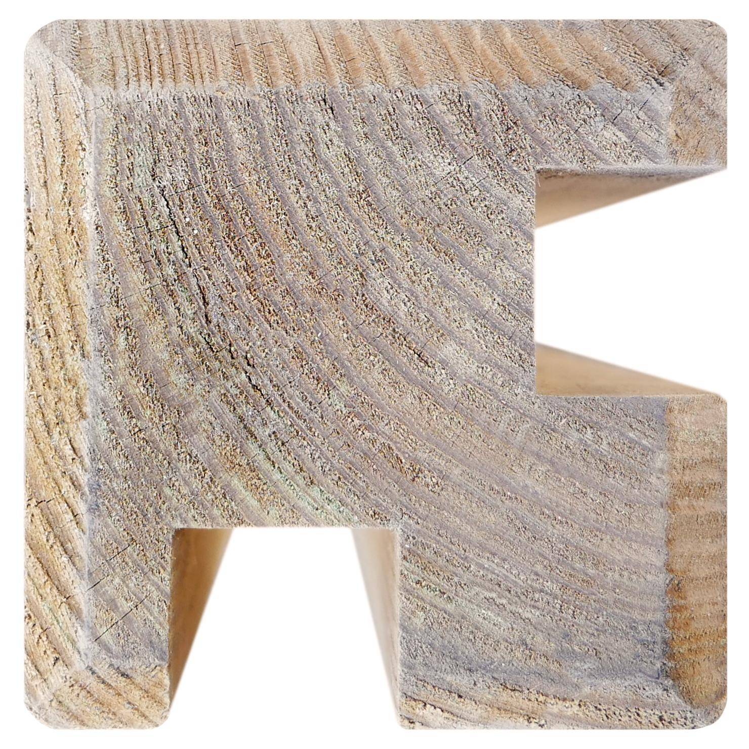 Eckpfosten aus Kiefer, 9 x 9 cm, Nahaufnahme der Endfläche mit 30 mm Nut, sichtbare Jahresringe und raue Holzstruktur