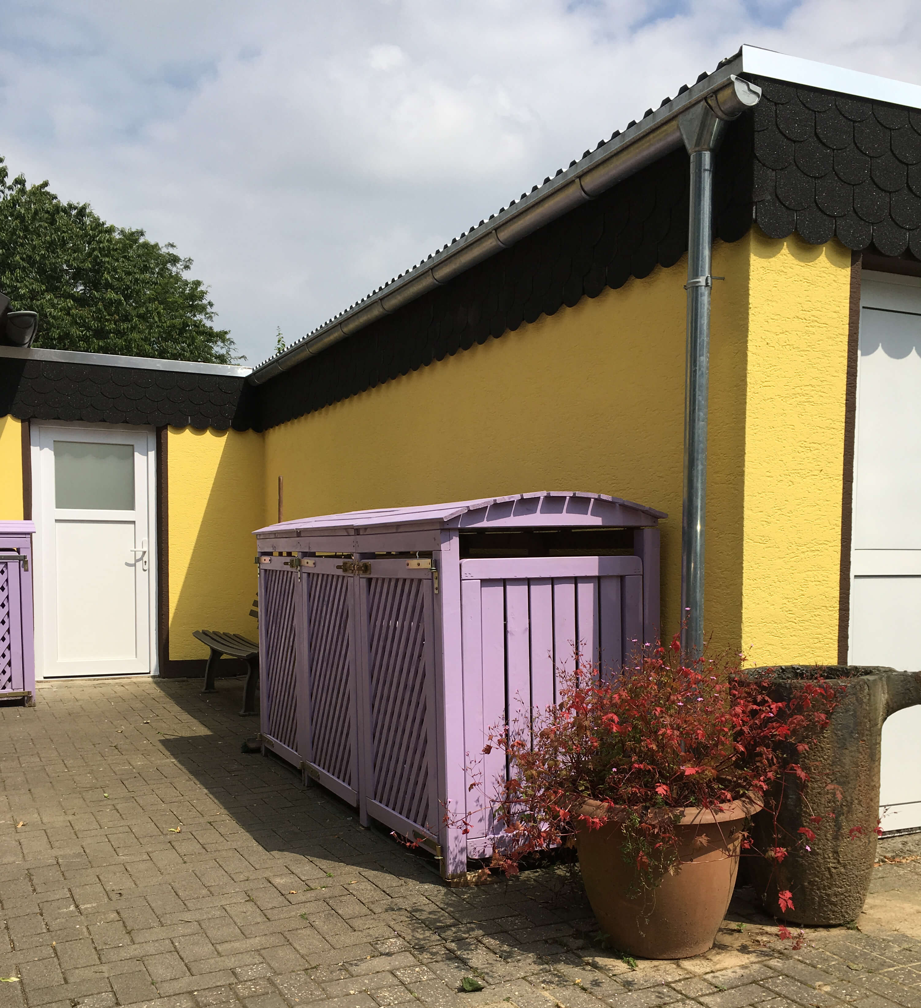 hier sichtbar eine 3-er Mülltonnenbox, vom Kunden lasiert