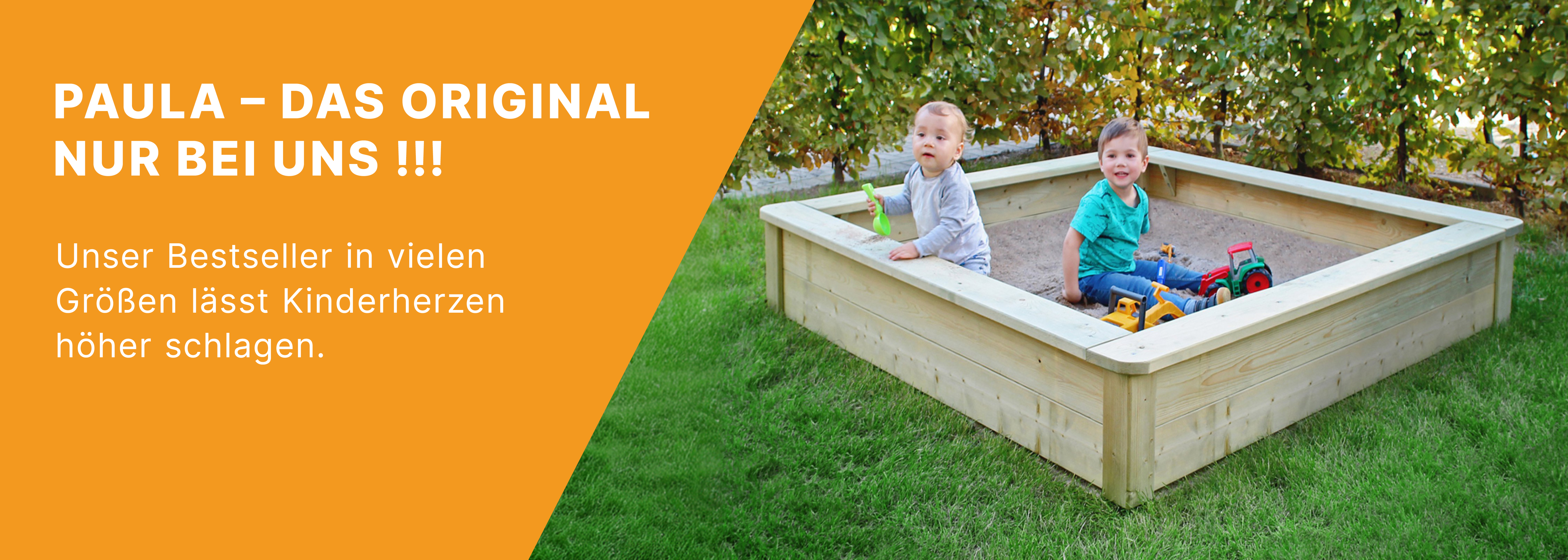 Werbebanner mit orangefarbener Fläche und weißem Text PAULA – DAS ORIGINAL NUR BEI UNS; rechts zwei Kleinkinder sitzen in einem quadratischen Holzsandkasten auf Rasen und spielen mit Schaufel und Spielzeugtraktor vor einer Hecke